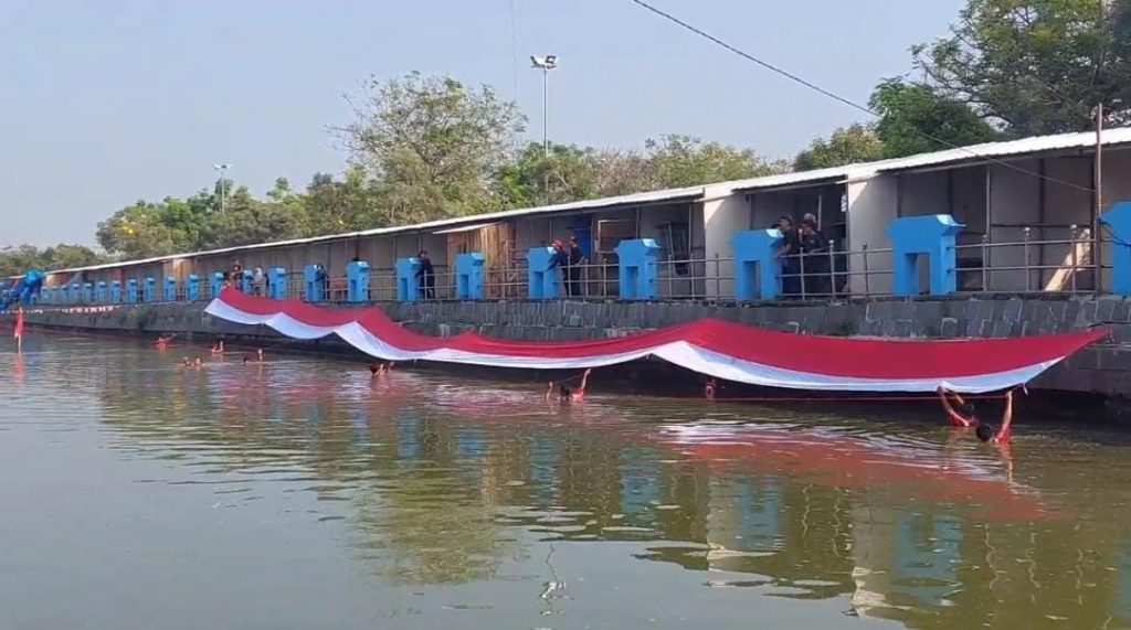 Warga Kota Serang Kibarkan Bendera Merah Putih di Atas Kanal