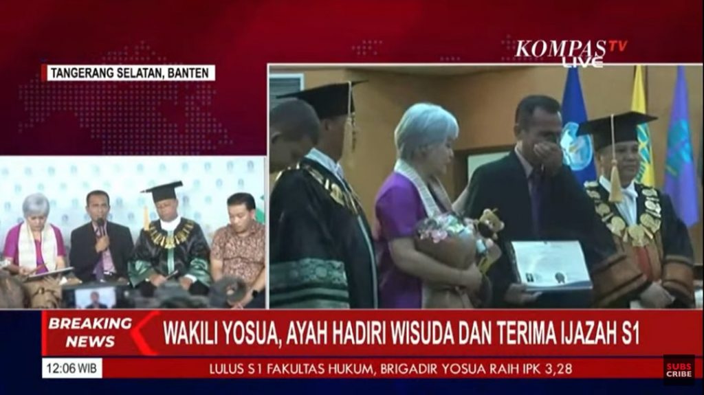 Ayah Brigadir J Menangis Mewakili Anaknya Wisuda Di UT Pamulang