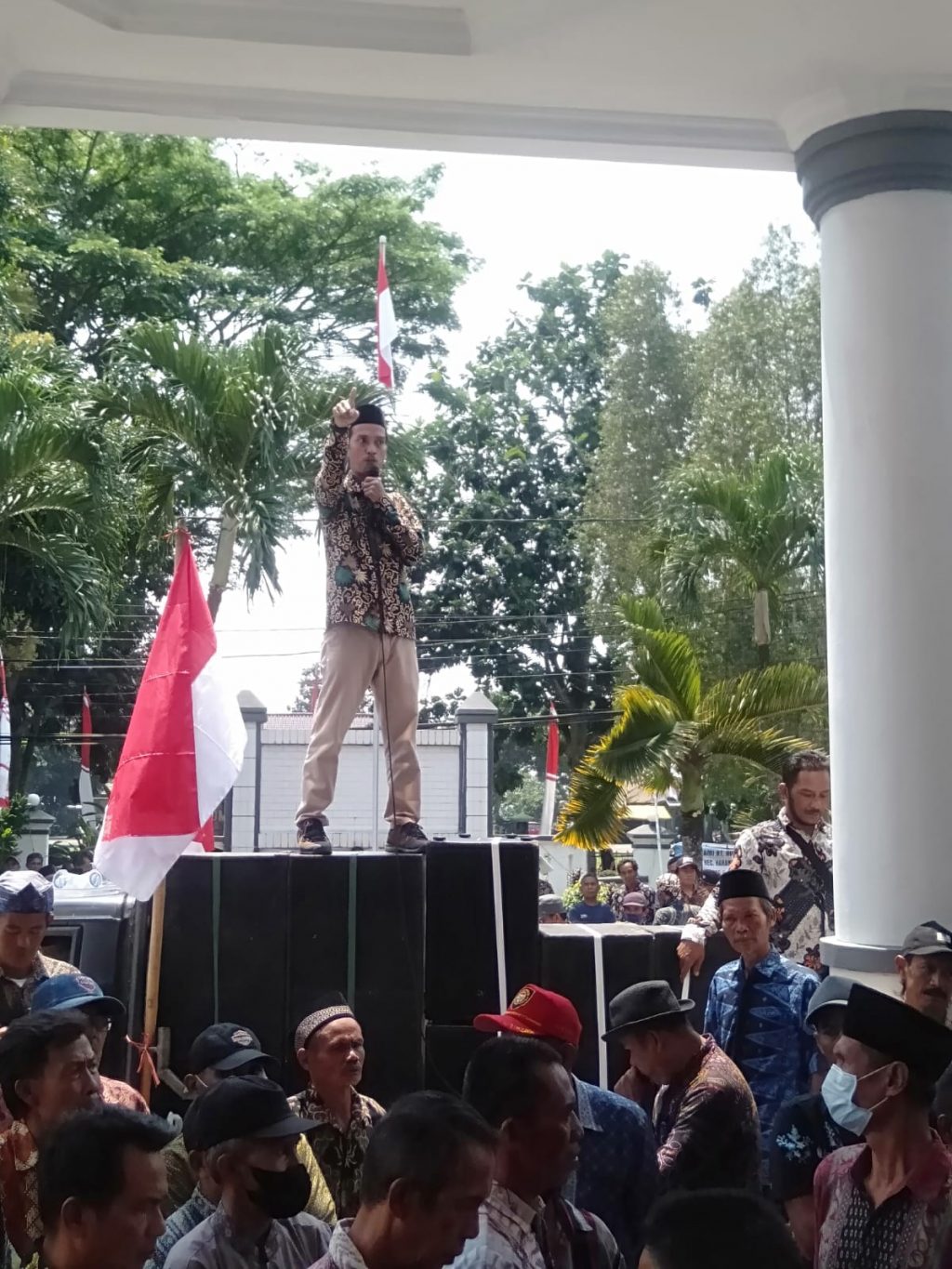 Ratusan Ketua RT dan RW Geruduk Kantor Dewan Pandeglang