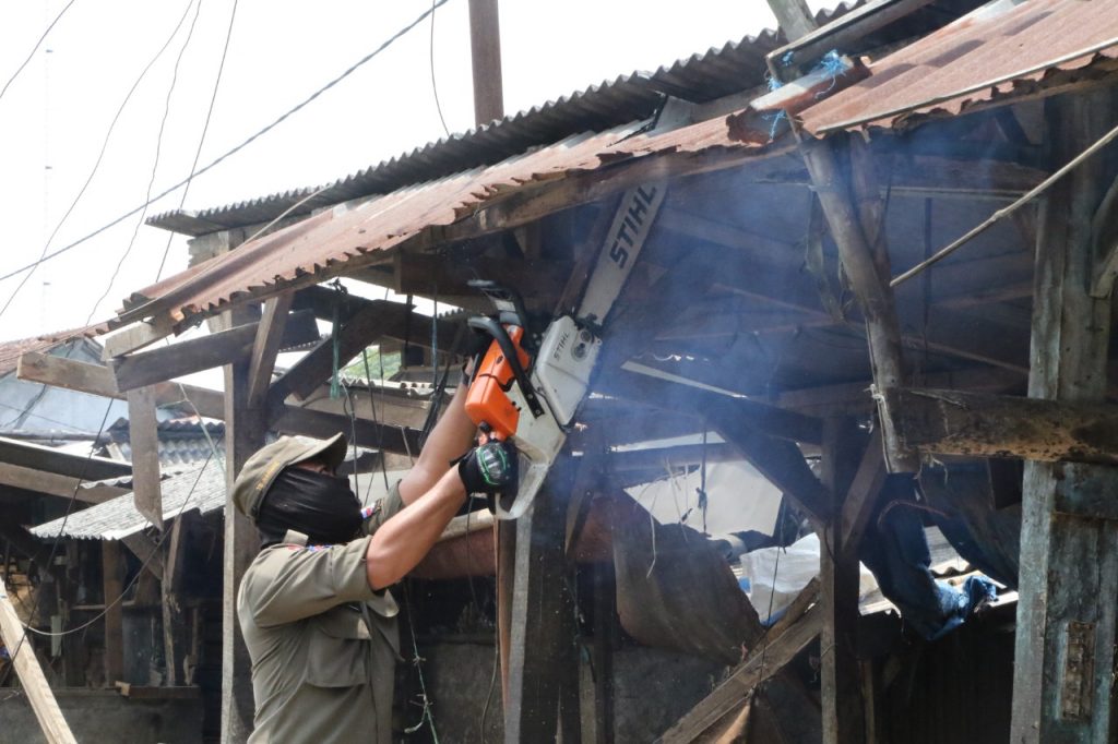 Satpol PP Kabupaten Serang Bongkar Lapak Pedagang di Cikande