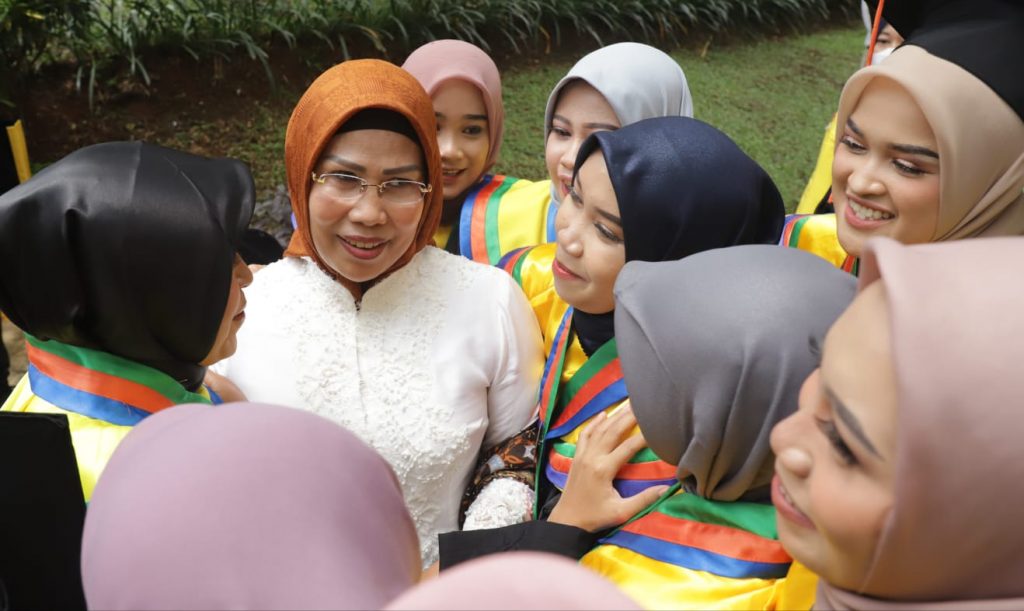 Penerima Beasiswa Pemkab Serang di UI Diwisuda