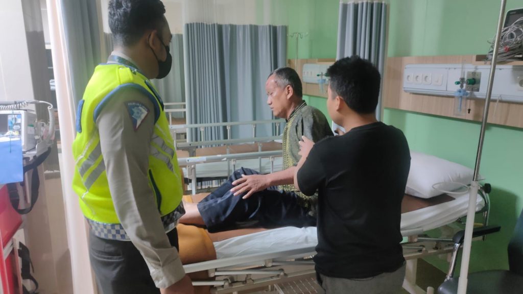 Diduga Ngantuk, Minibus Oleng di Jalan Kragilan