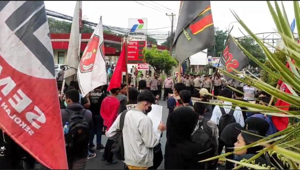Tolak Kenaikan BBM, Mahasiswa Aksi di Depan Pom Bensin di Kota Serang