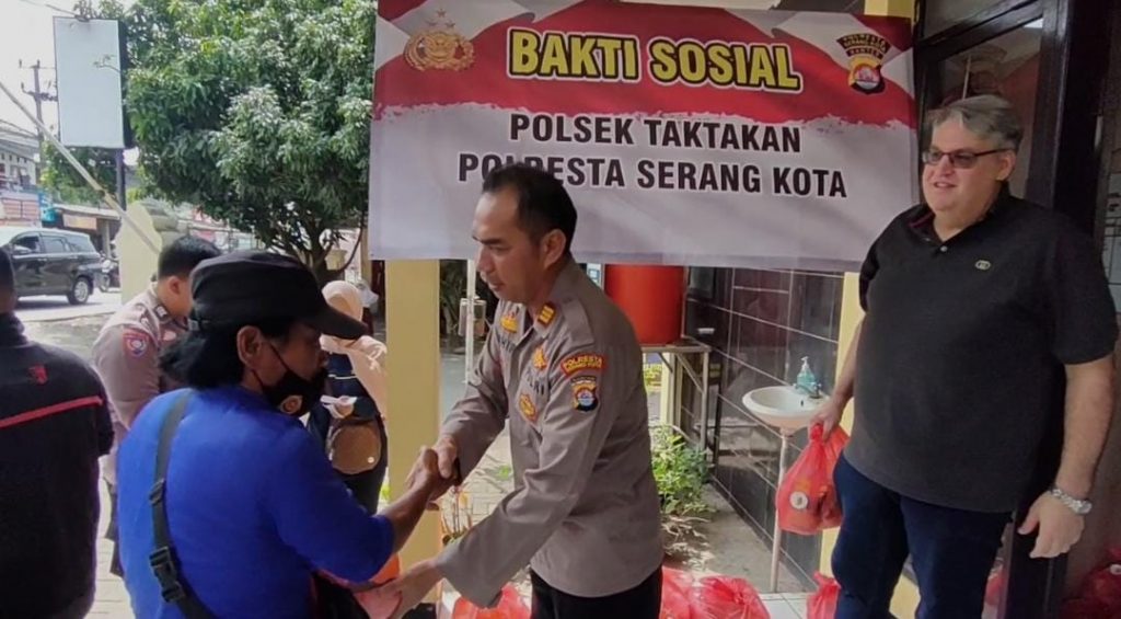Ojek Online di Kota Serang Dapat Sembako
