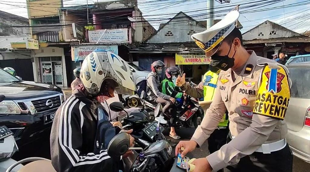 Tidak Pake Helm, Pengendara Motor Diberi Sangsi Push Up