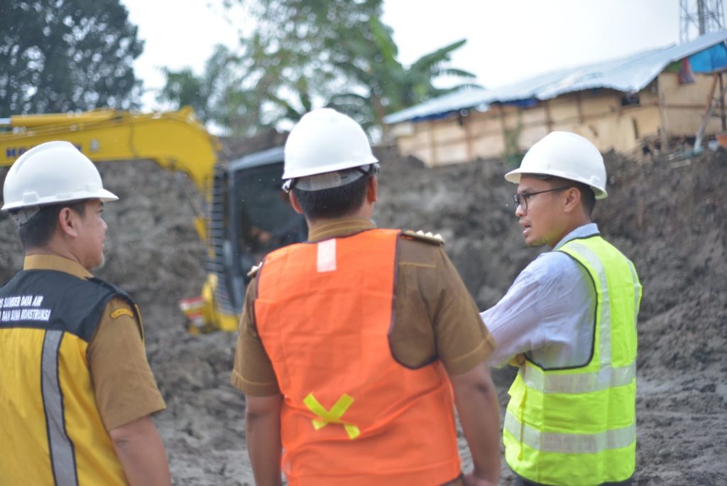 Atasi Banjir, Pilar Tinjau Pembangunan Turap dan Kolam Retensi di Kampung Bulak