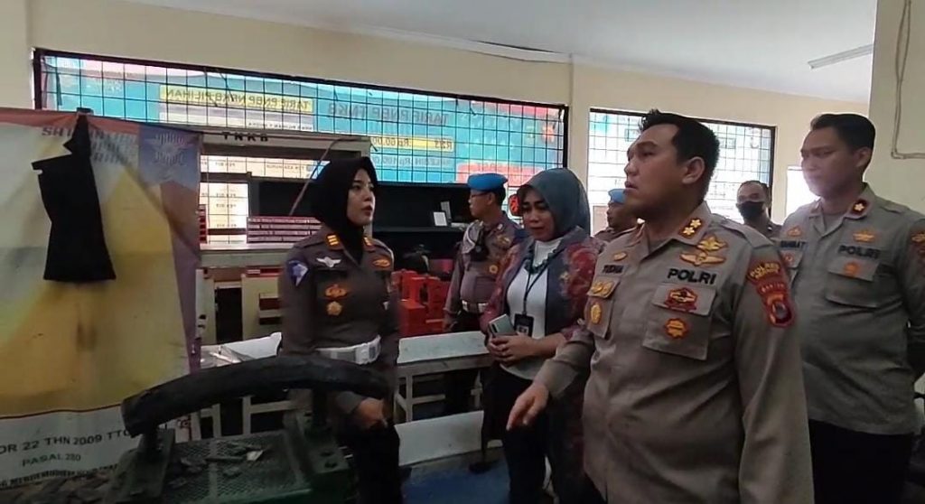 Polres Serang Sidak Pelayanan di Samsat Cikande