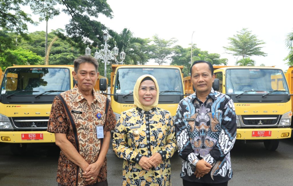 Bupati Serang Salurkan Kendaraan Pengangkut Sampah
