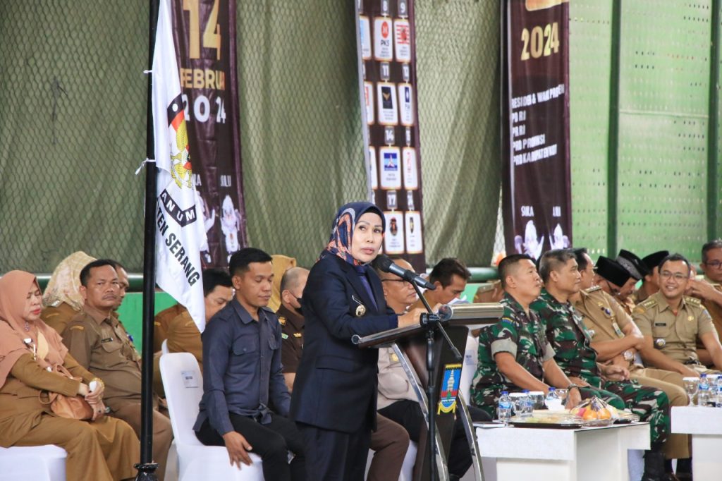 SERANG - Sebanyak 978 Panitia Pemungutan Suara (PPS) dari 326 desa se-Kabupaten Serang resmi dilantik, Selasa (24/1/2022). Pelantikan dilakukan langsung Ketua Komisi Pemilihan Umum (KPU) Kabupaten Serang Abidin Nasyar di Lapangan Tenis Indoor, Setda Pemkab Serang,