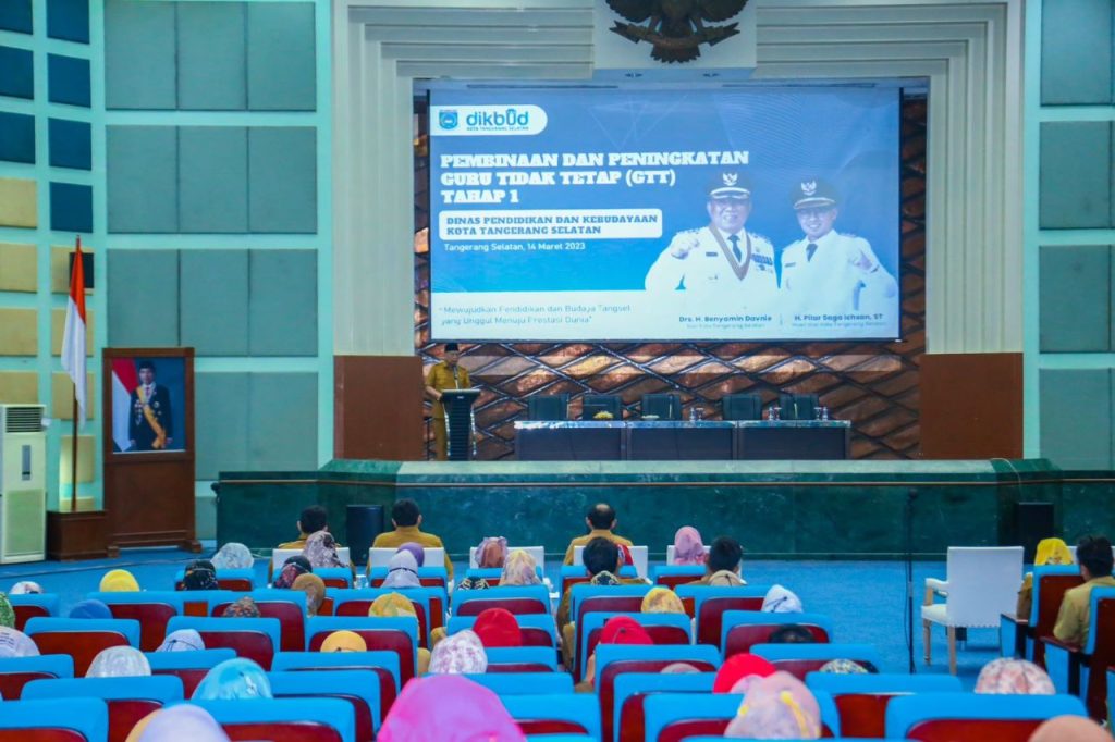 Hadiri Pembinaan GTT, Walikota Tangsel: Lengkapi Kemampuan Peserta Didik dengan Akhlak dan Adab