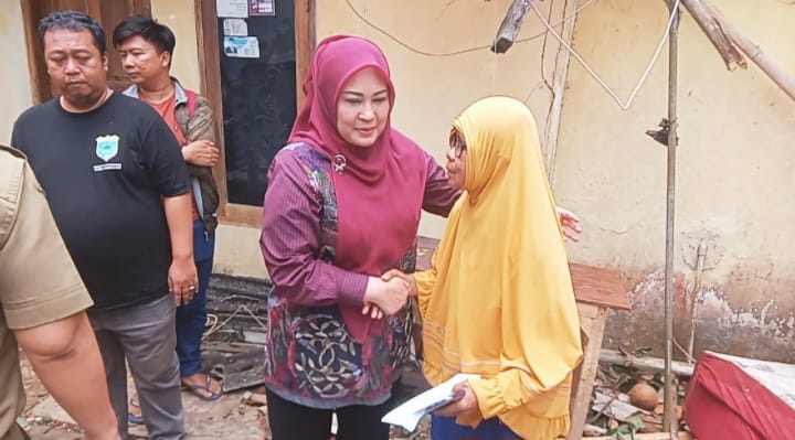 Bupati Pandeglang Berikan Bantuan Korban Terdampak Angin Kencang