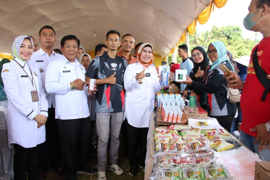Ratusan Warga Kecamatan Anyar Antusias Kunjungi Bazar Murah Ramadhan