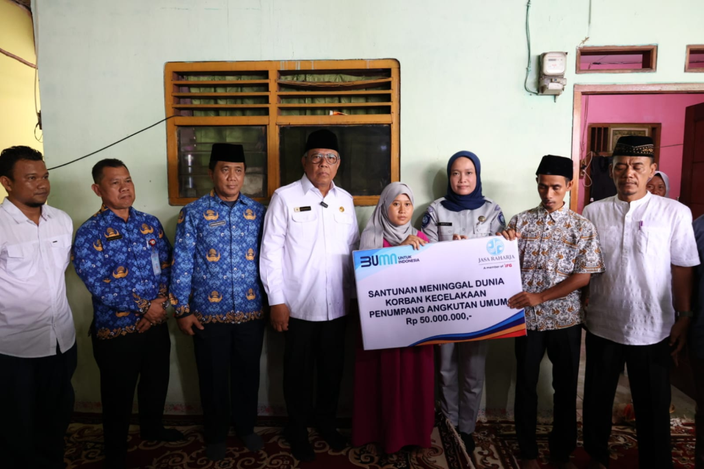 Wali Kota Benyamin Serahkan Santunan Kematian ke Korban Kecelakaan Bus di Tegal