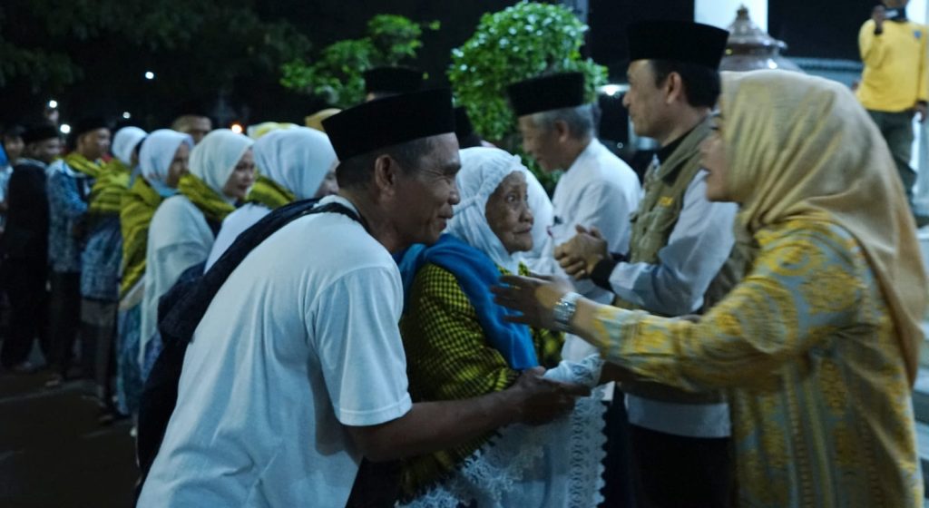 Lepas Jama'ah Calon Haji, Bupati Serang Harap Jadi Duta Daerah