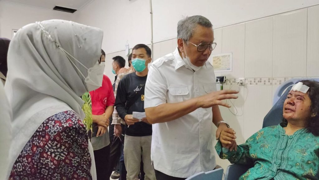 Wali Kota Benyamin Langsung Kunjungi Korban Kecelakaan Bus Asal Tangsel di RSUD dr Soeselo Slawi