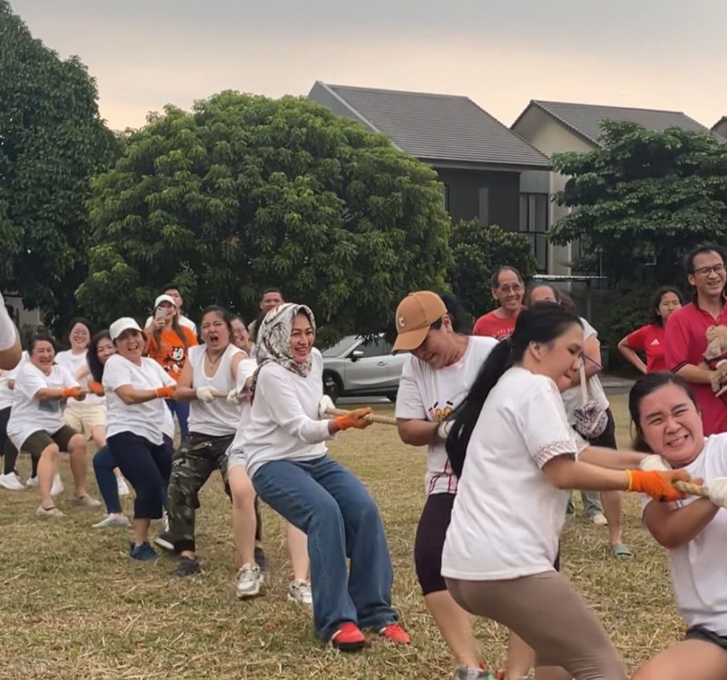 Ikut Lomba Bareng Warga, Airin Menang Tarik Tambang