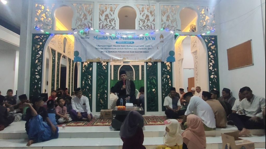 Peringati Maulid Nabi, Warga Perumahan Bumi Banten Indah Berbagi Sembako