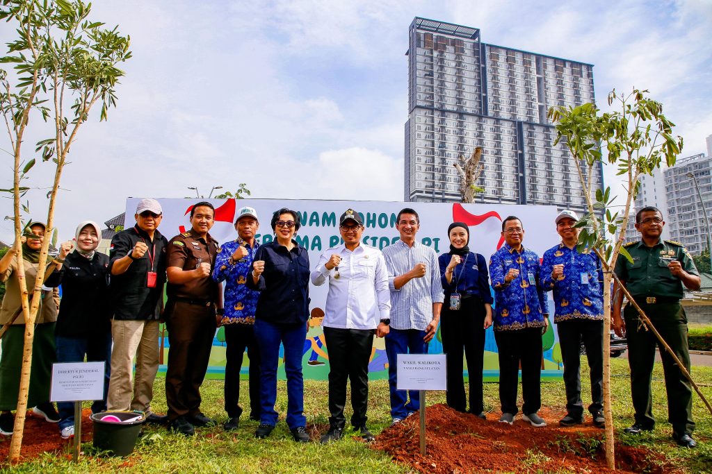 Bersama Presiden Jokowi, Pilar Ikuti Gerakan Tanam Pohon Bersama