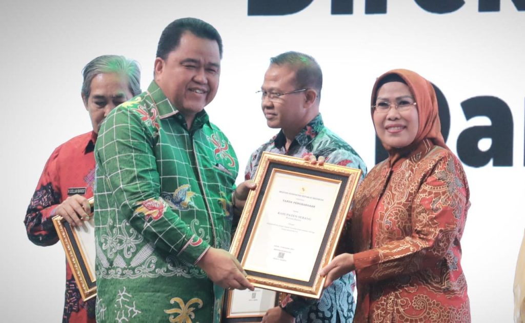 Bupati Serang Raih Penghargaan Kemenkes RI