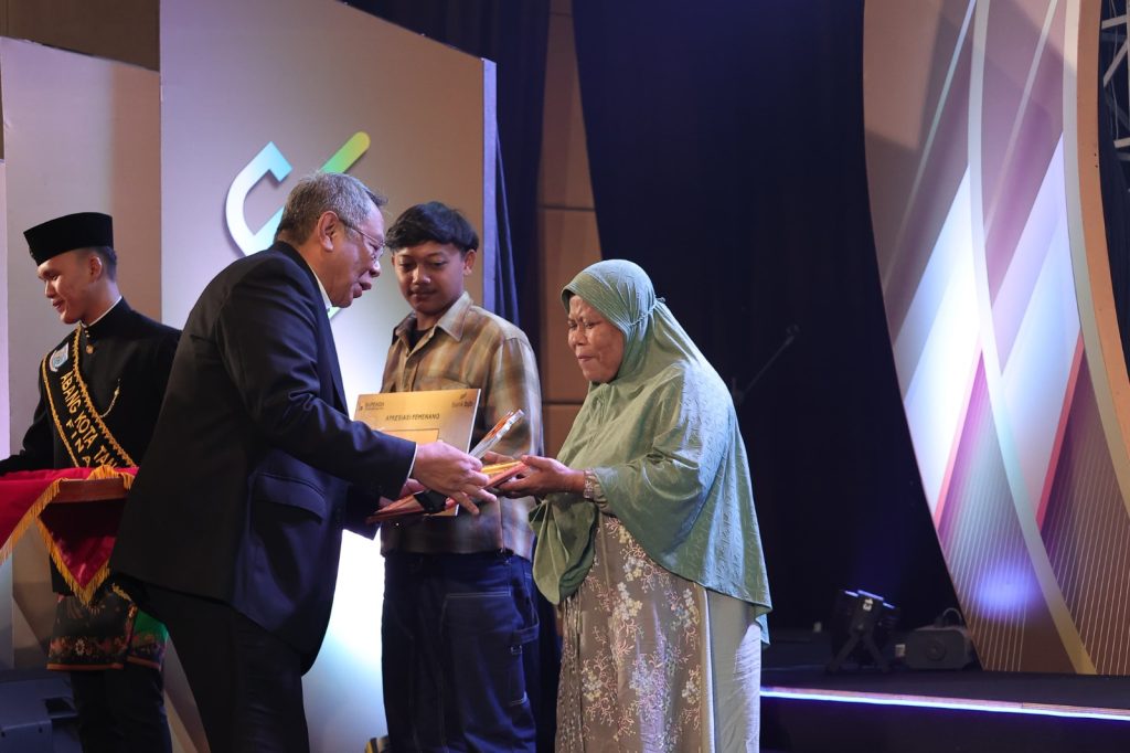 Wujud Apresiasi, Walikota Tangsel Berikan Award ke Wajib Pajak