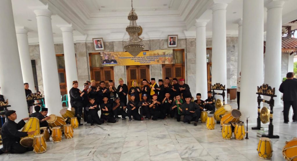 Bupati Serang Berikan Bantuan Gendang kepada Paguron