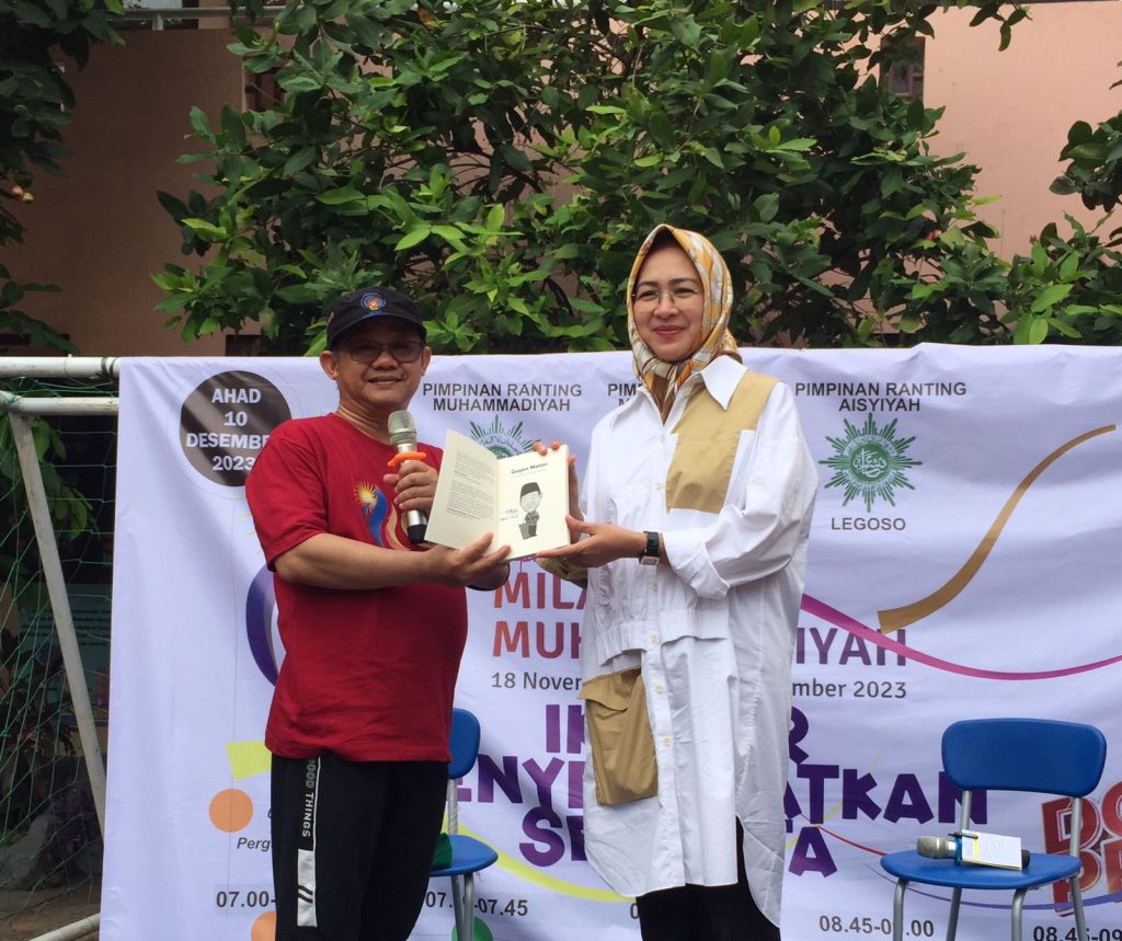 Sekum PP Muhamaddiyah Abdul Mu'ti Hadiahi Buku Kepada Airin Rachmi Diany