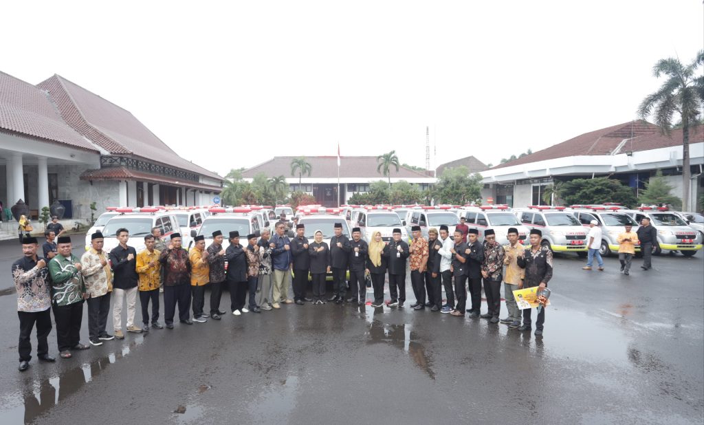 Bupati Serang Berikan Reward Kader Posyandu hingga Ambulans Desa