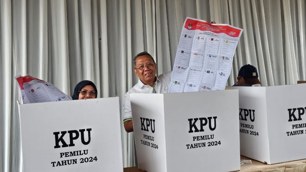 Gunakan Hak Pilihnya, Wali Kota Benyamin Lakukan Pencoblosan di TPS 19 Lengkong Karya