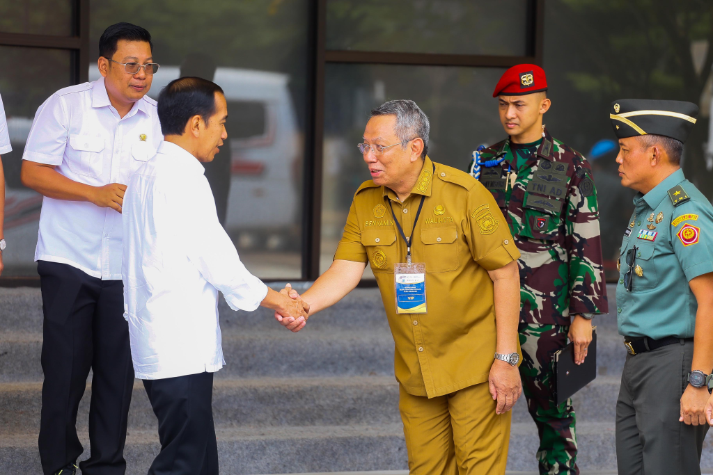 Wali Kota Benyamin Dampingi Presiden Jokowi Serahkan Bantuan Pangan di Tangsel