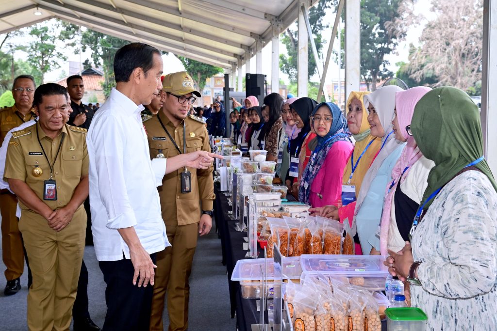 SERPONG - Wali Kota Tangerang Selatan Benyamin Davnie bersama Wakil Wali Kota Pilar Saga Ichsan menyambut kehadiran Presiden Republik Indonesia (RI) Joko Widodo saat tiba di Lapangan Cilenggang, Serpong, pada Senin (19/02/2024).