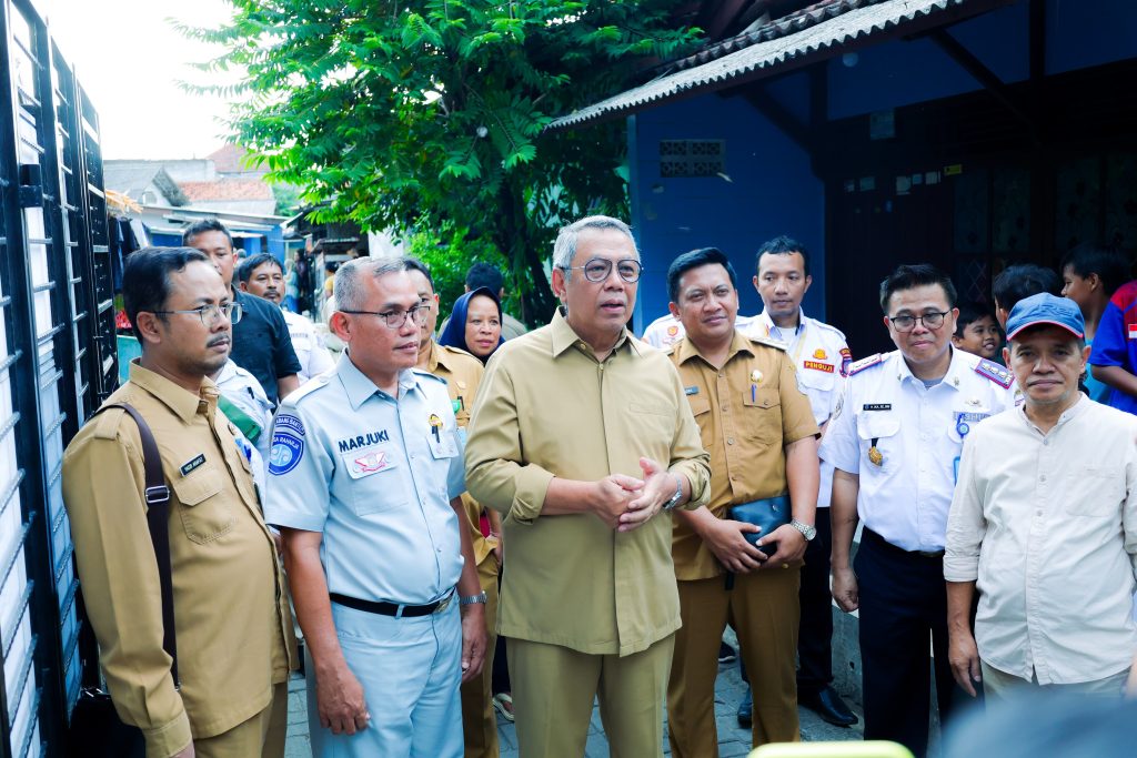 Benyamin Serahkan Santunan Kematian Jasa Raharja Korban Kecelakaan Bus di Tol Cipali
