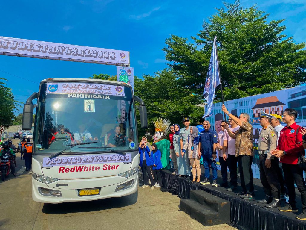 Walikota Tangsel Lepas Ratusan Peserta Mudik Gratis