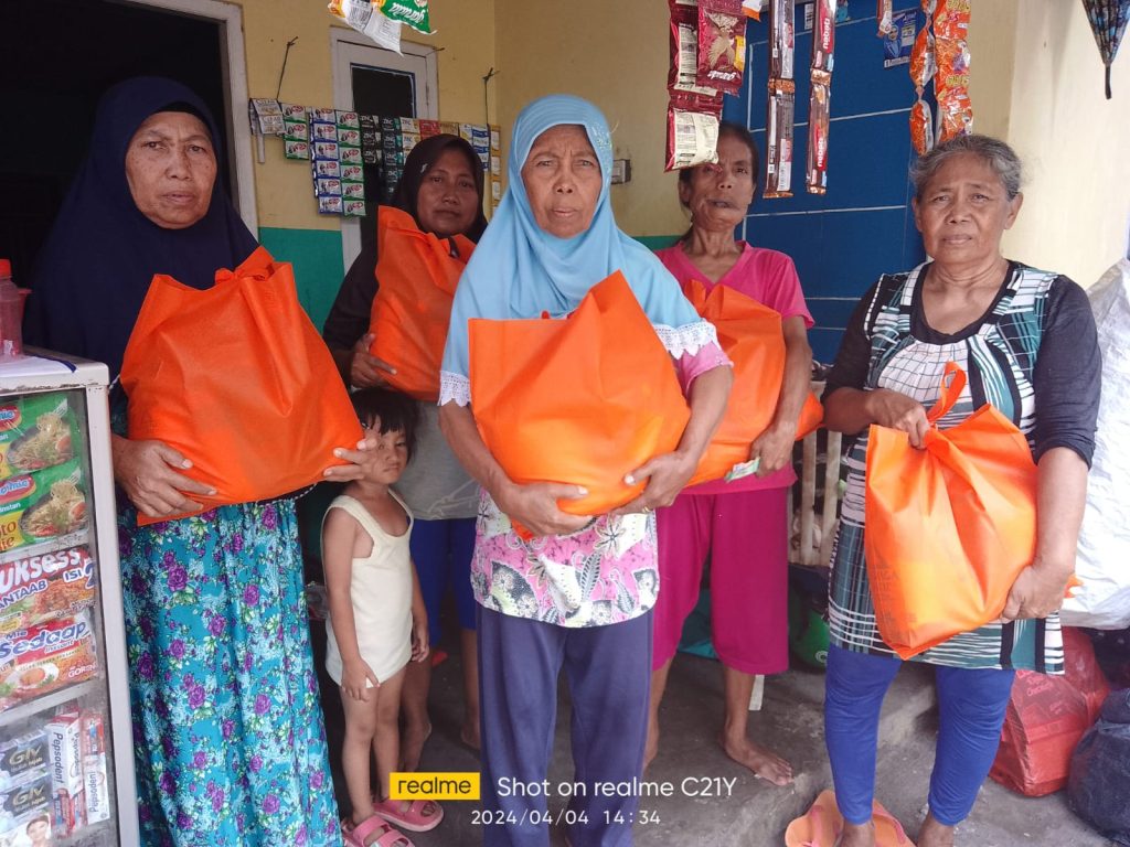 Berbagi Kebahagiaan di Akhir Ramadan, DKM Babul Hidayah Taman Graha Asri Bagikan Ratusan Bingkisan