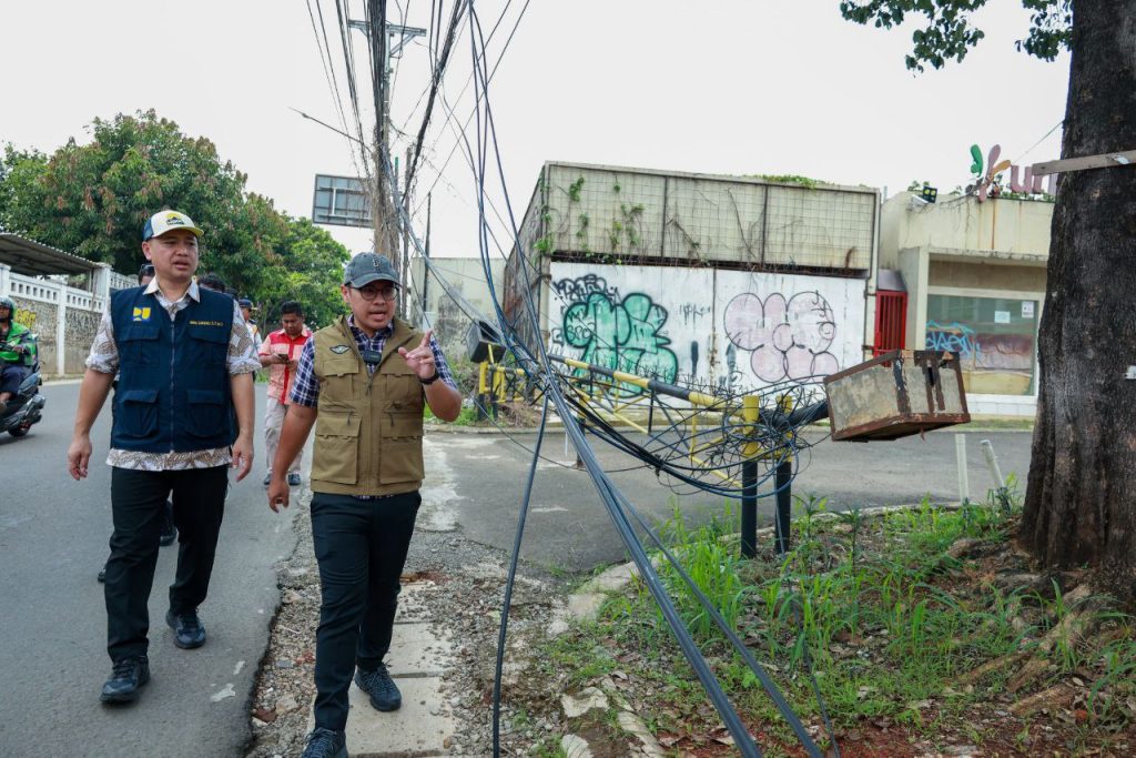 Siap-siap, Pemkot Tangsel Mulai Rapihkan 5 Ruas Jalan dari Kabel Menjuntai