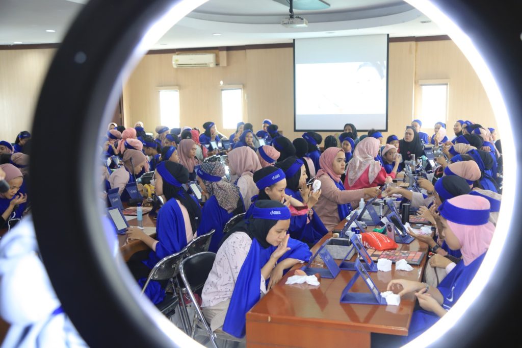 Rumah Muda Indonesia Bersama Hawa Modelling School Gelar Pelatihan Make Up Gratis di Kota Tangerang