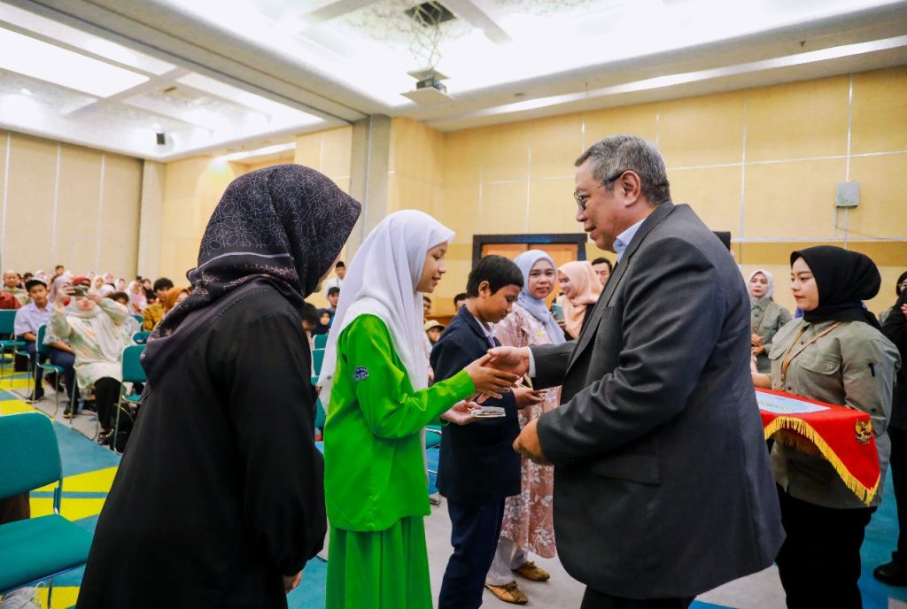 Walikota Tangsel Berikan Bantuan Biaya Pendidikan Bagi 5.000 Siswa di Tangsel