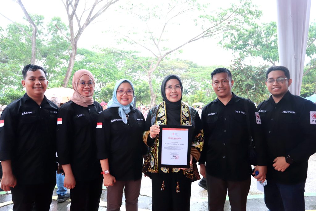 Dukung Kurangi Risiko Bencana, Bupati Serang Terima Penghargaan dari PMI Pusat