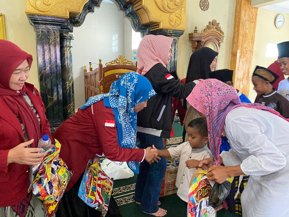 Mahasiswa Kelompok 11 KKM UNIBA Kolaborasi Dengan Warga Galang Dana Untuk Santunan Anak Yatim Di RW 05 Desa Margaluyu