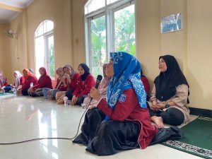 Mahasiswa Kelompok 11 Kuliah Kerja Mahasiswa (KKM) Universitas Bina Bangsa (Uniba) berpartisipasi dalam musyawarah desa di Desa Margaluyu, Kecamatan Kasemen, Kota Serang. Dalam kesempatan ini, mahasiswa menyampaikan pentingnya kesadaran masyarakat terhadap bahaya judi online (judol) yang merujuk pada tindakan kekerasan, intimidasi, atau perundungan terhadap kesehatan mental dan potensi meningkatnya kriminalitas di kalangan generasi muda.