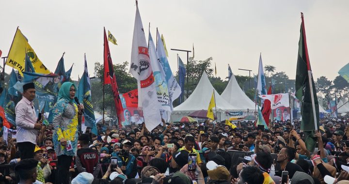 Teriakan ‘Rakyat Bersatu’ Menggema di Kampanye Akbar Airin-Ade